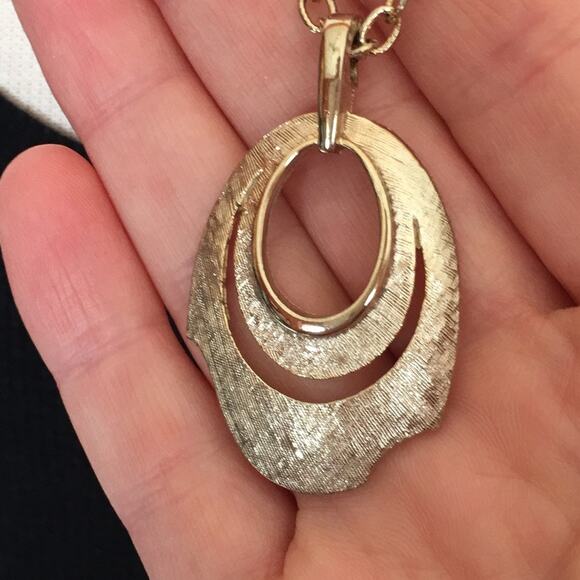 Vintage textured gold tone abstract modernist necklace - Picture 9 of 10